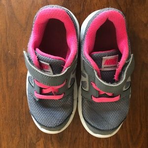 Nike Toddler girls pink and grey shoes